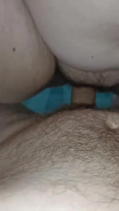 我好朋友的郁郁葱葱的妈妈趁她的儿子不在家的时候骑乘我的鸡巴。 | 短片 1