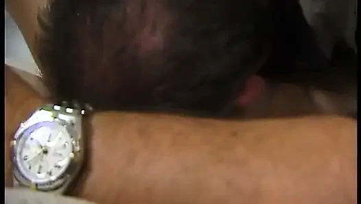 Brünette retro-schlampe mit kleinen titten gibt einen angenehmen blowjob