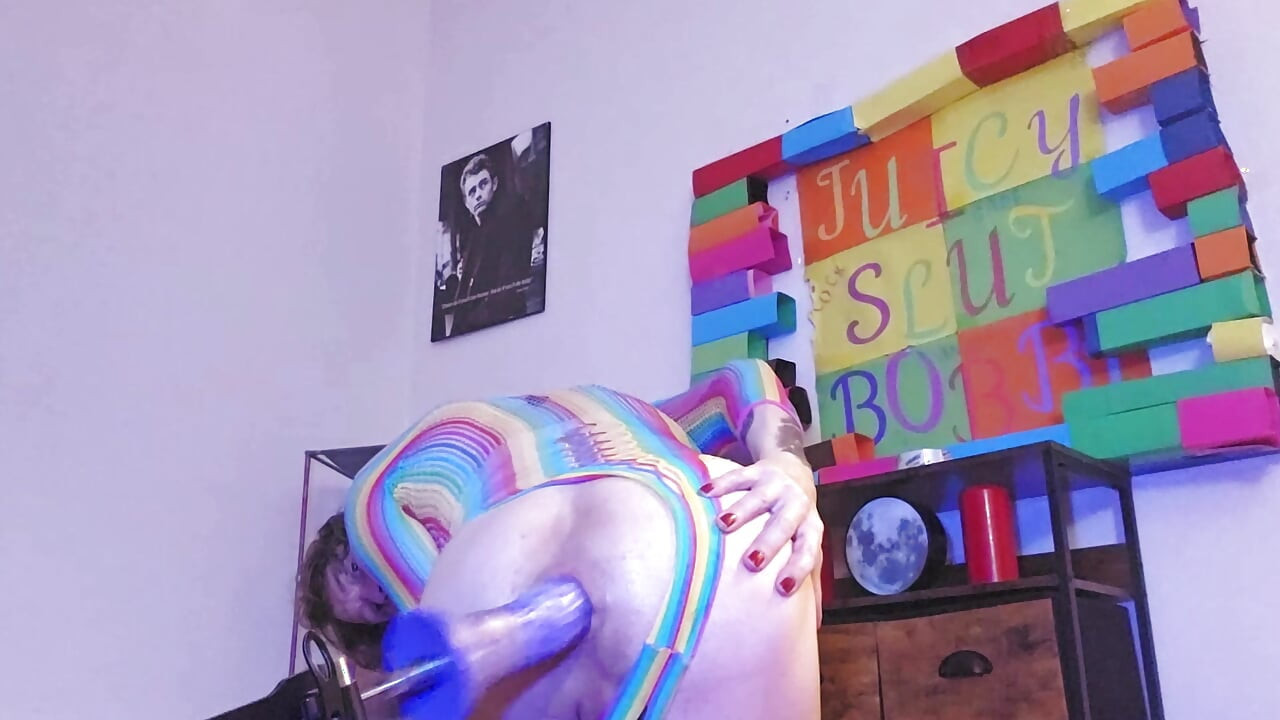 Fodendo minha bunda com minha roupa fofa de arco-íris