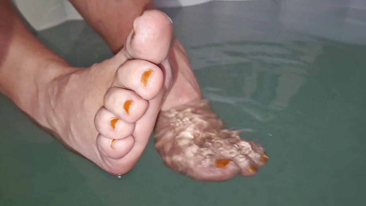 Zadirkuje me bosih nogu dok se prska u hidromasažnoj kadi