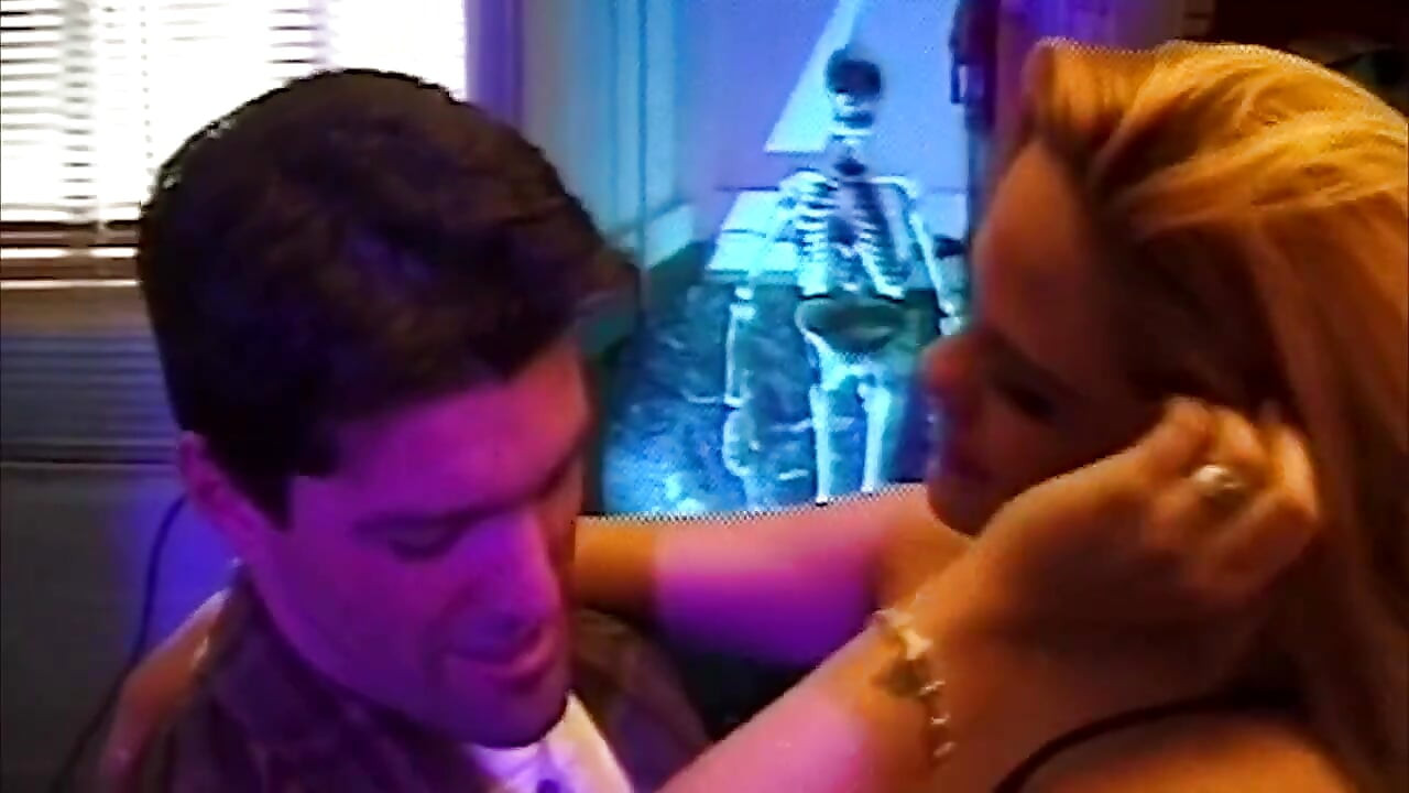 Blonde MILF genießt tiefen, leidenschaftlichen sex mit hengst