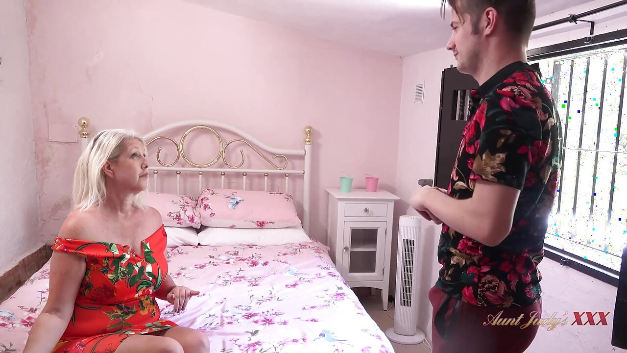 Busty Mature Tourist Maggie Moon Seduces the Bellboy