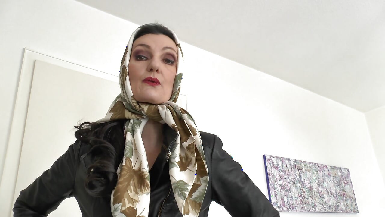 Prekrasne svilene marame na modnoj reviji, JOI, Lady Victoria Valente