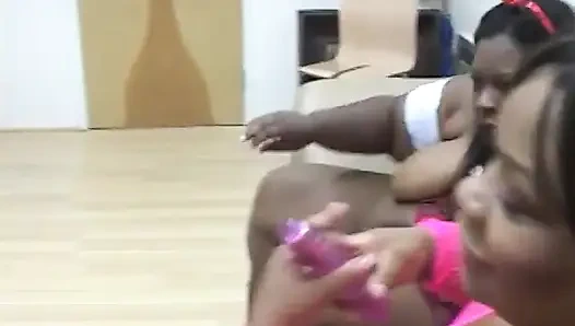 Три крошки с большой попкой наслаждаются отсосом огромного шеста в помещении