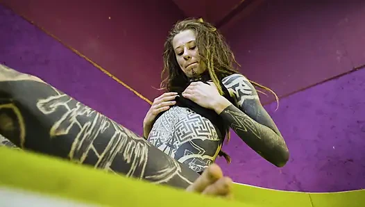 Sıska kız lezzetli deliğini geniş açıyor