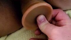 Asiatische Ehefrau genießt neuen Dildo und Kitzler, lutscht Spielzeug zu einem großen Orgasmus