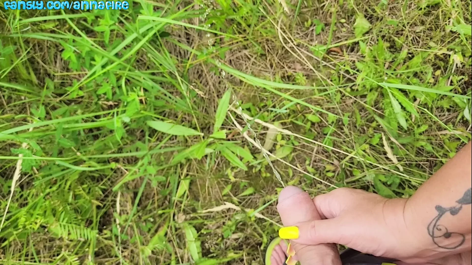 Madrasta segura o pau do enteado enquanto ele faz xixi na natureza