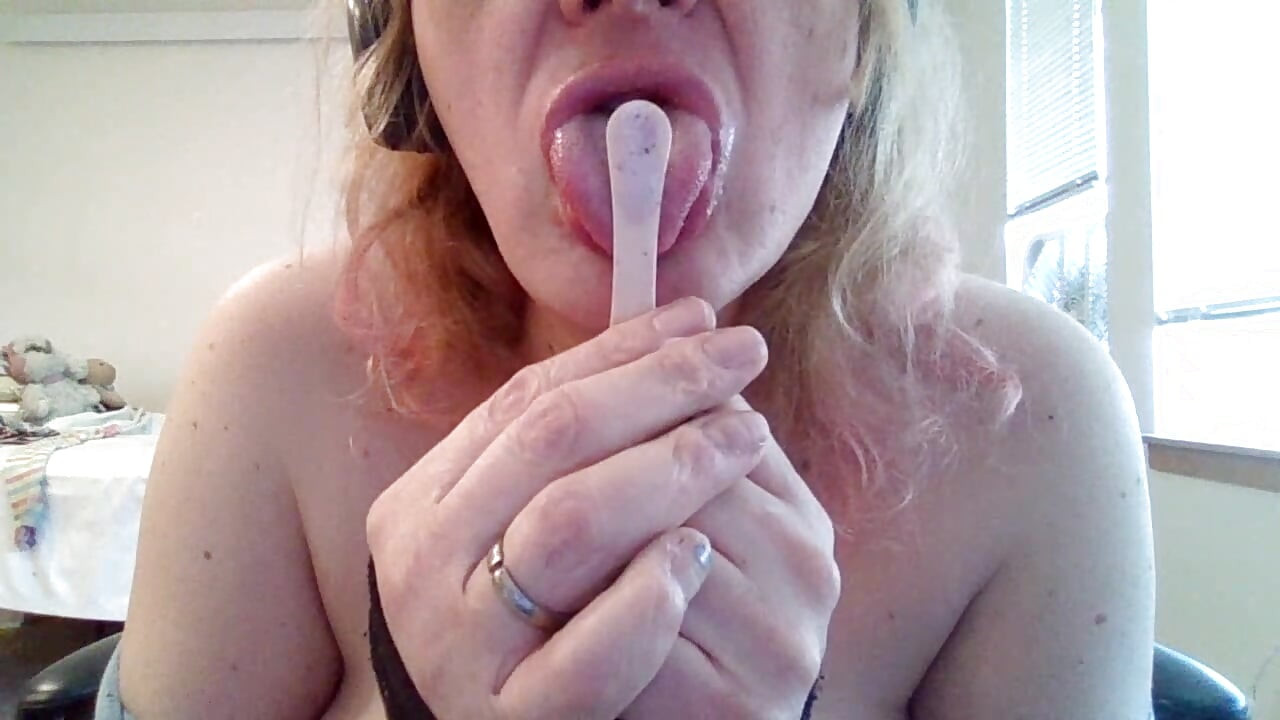 Princess lagi asik jilat suguhan melelehkan cewek beku ini