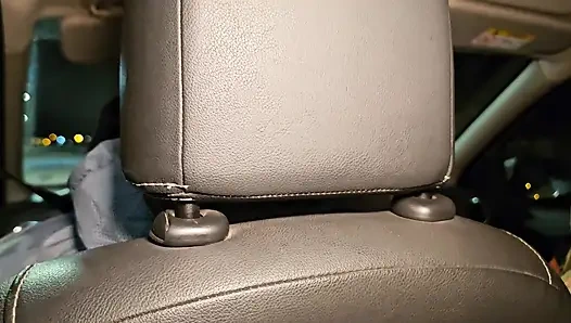 Arabada birkaç arkadaşla alışverişe gittik ve dördümüz arabada seks yaptık.