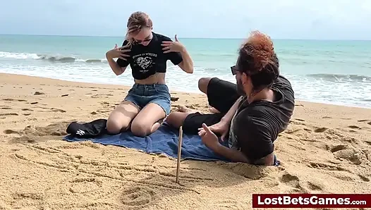 David und Kelly verlockendes Spiel mit Strip-Tic-tac-toe
