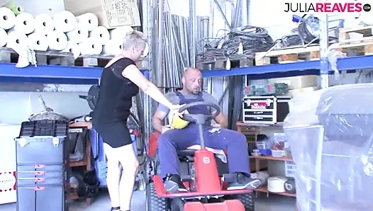 Горячая Oma сосет огромный член, затем скачет на массивном члене до камшота