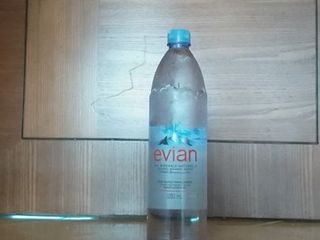 Evian šukání s lahví