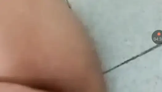 Meine enge muschi fingern, während er seinen schwanz wichst