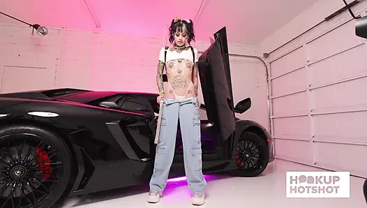 BTS - cc bebek dövmeli vücudunu kentsel bir kıyafetle gösteriyor!