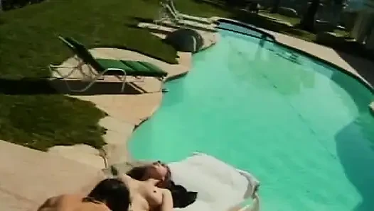 Esmer porno tanrıçası havuz başında parçalanıyor