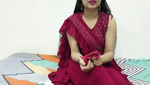 Ateşli Hintli saara yenge amcık yalıyor ve devar'a ilk seksi öğretmek için sert sikişiyor.