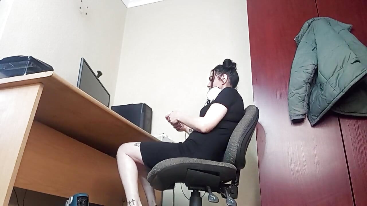 Bored and Ignored,she Doesn't Mind Me Fuck Her When She's Gaming
