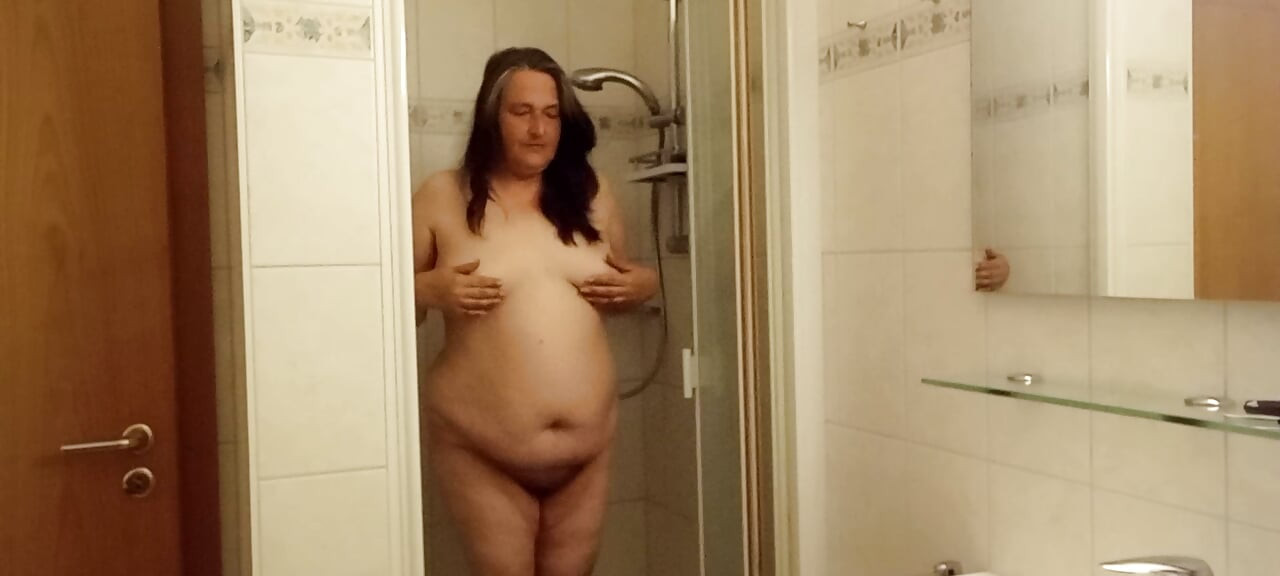 Zrela MILF pokazuje što drugi kriju