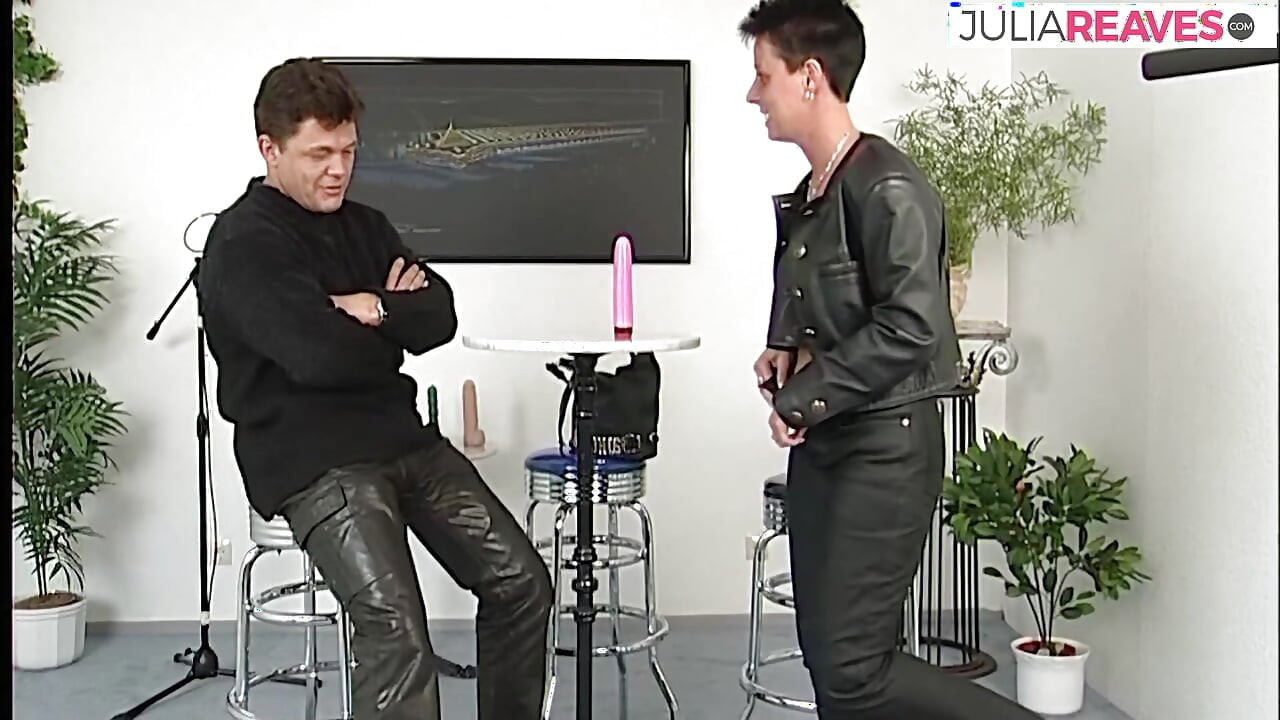 O gagică sexy se apleacă în timp ce este futută cu un vibrator