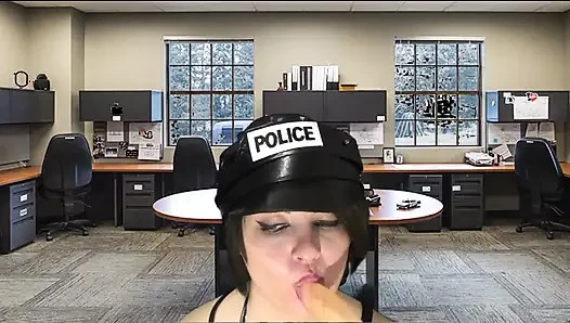 Polis memuru tutuklanan yarağı emiyor