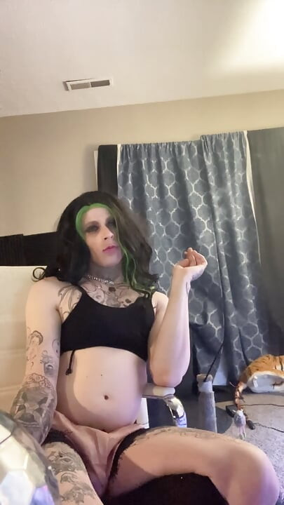 Σέξι Crossdresser καπνίζει