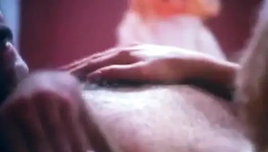 Klasik kısa saçlı sarışın orta yaşlı seksi kadın