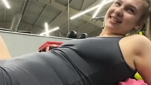 Jucielussie si gadis semok kulit putih lagi olahraga di gym