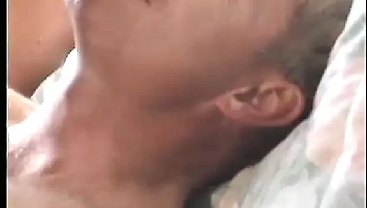 Dua pria kulit putih berbagi satu cewek cokelat dengan kaki panjang