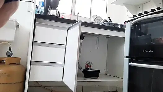 General, duyusal bir dans yaptıktan sonra çocuğu şehvetli bıraktı