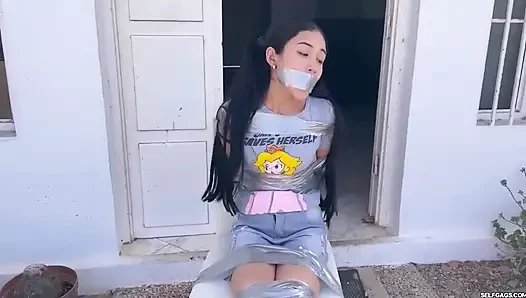 Gelangweilte 18-jährige will sexy handwerker-bondage (episode 1 von 2)