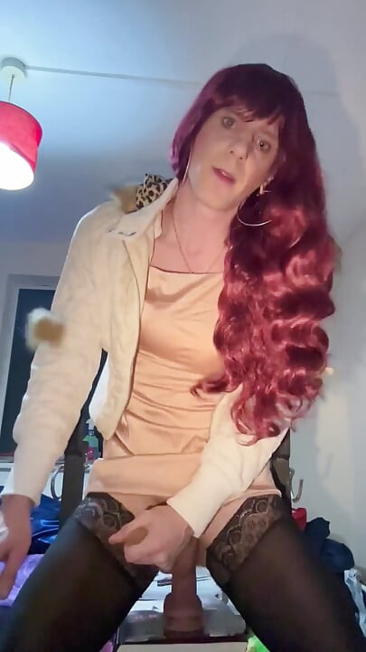 Jess seide reitet dildo