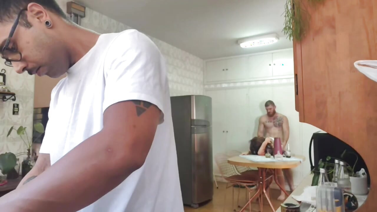 O fut pe soția încornoratului în timp ce spală vasele și nici măcar nu a observat