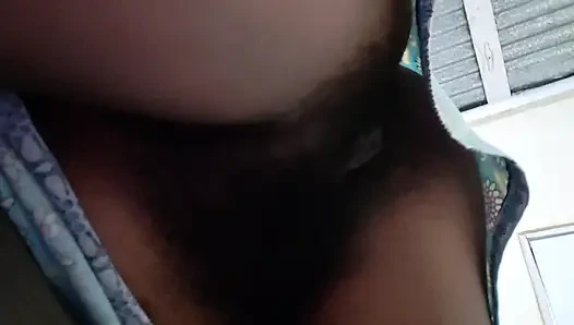 Bana büyük amını göstermek ve mastürbasyon yapmak için, güzel üvey anne iç çamaşırını iki kez çıkarıyor