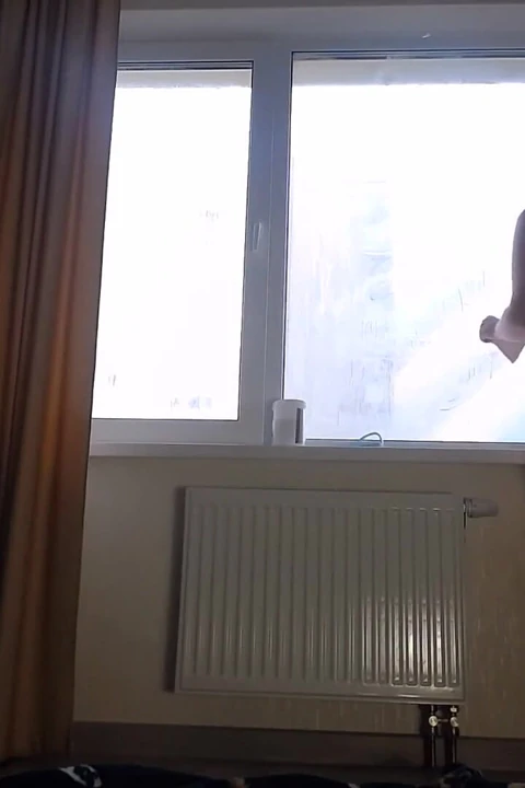 我的继兄弟在看着我, 而我则裸体洗窗户