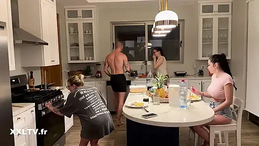 Büyük memeli Fransız bebekle ateşli seks