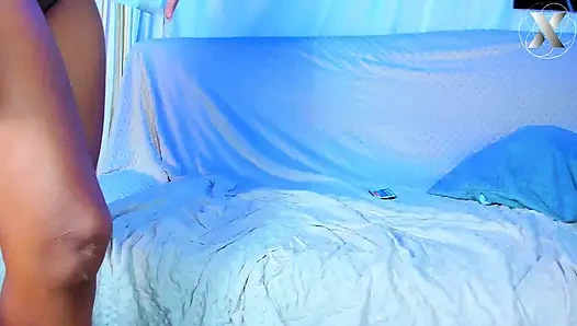 Dua lesbian sange ini lagi asik muasin memeknya pakai dildo ukuran XL