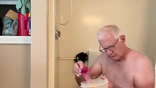 Baba lezzetli sidik kaplı dildosunu seviyor