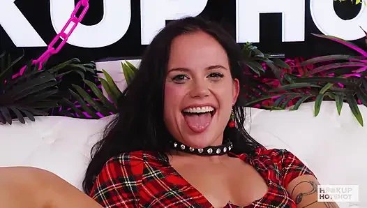 Iris leon Nade Nasty'nin kalın yarağını derine alıyor, tükürük çenesine damlıyor