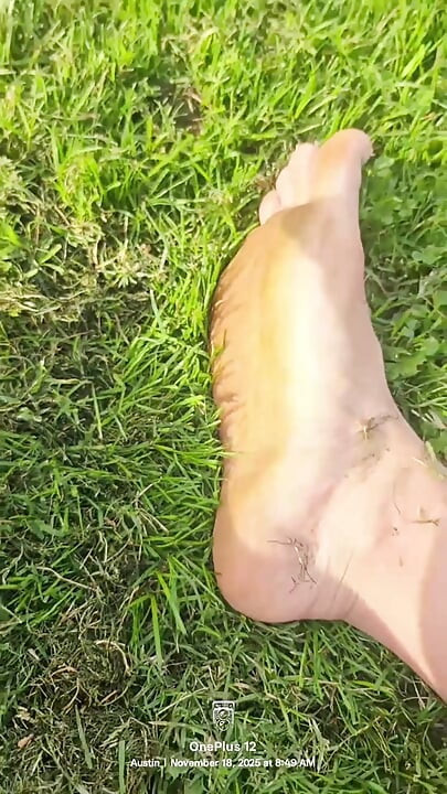 Uzemljenje bosih nogu i mrlja od trave na tabanima