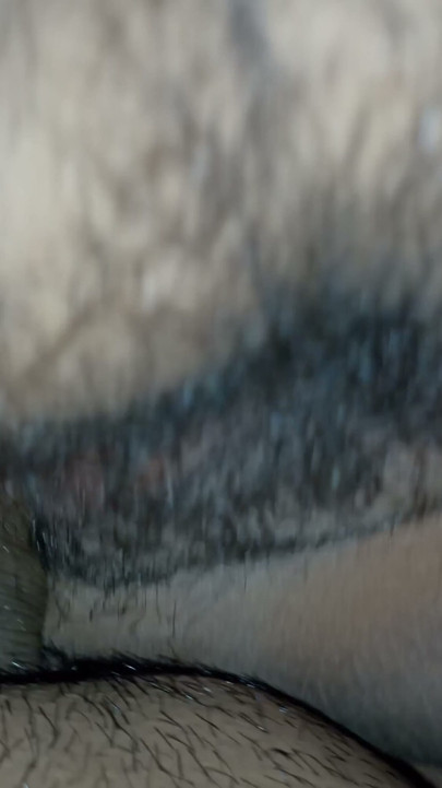 First I put my fingers in her and then the cock in her fat and hairy vagina | Clip 1