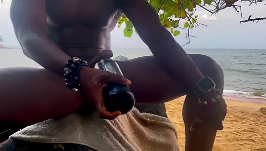 Ghanaian Huge BBC Dick outdoor solo clip speaks for itself