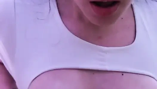 Колумбийская милашка заставляет меня кончить на ее маленькие сиськи, она обожает мою сперму!