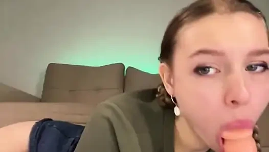 Petite whore jucielussie wants her ass to be stretched