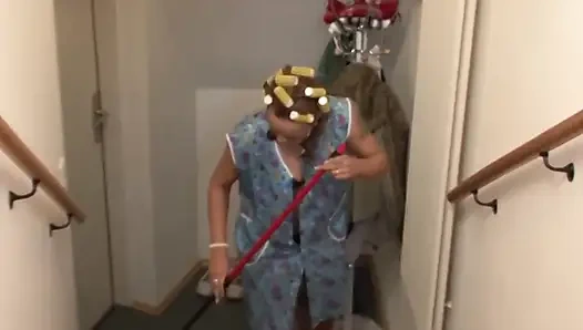 Azgın temizlik olgun Marzahn sikişmeye ikna edildi