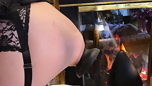 Longpussy. Memodifikasi pantatku yang aduhai secara permanen. Aku lagi asik muncrat, menjerit, dan kencing di saat yang bersamaan!