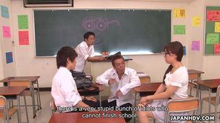 Привлекательную японскую школьницу Kirioka Azusa трахнули в гэнгбэнге от H
