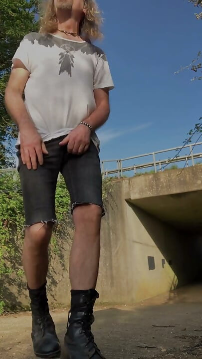 Longhairdude Wanks and Cums at the Underpass