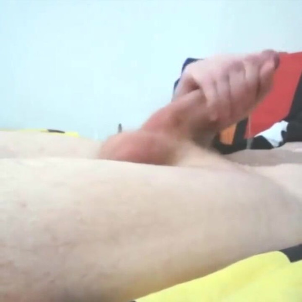 Sammy Andrews一边看色情片一边射精