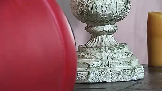 Tätowierte brünette in ihre enge muschi gespritzt