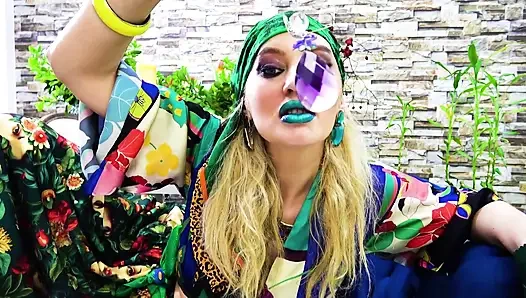 Kiss Poison Ivy'nin yeşil dudaklarını öp